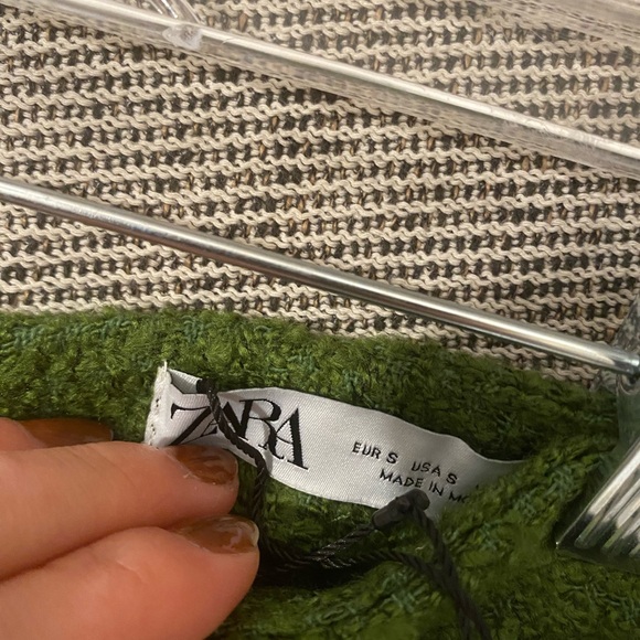 Zara green skirt with gold chain, size small with tags - Picture 4 of 4